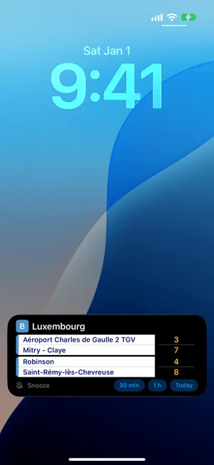 The TROME Live Activity on the lock screen, at Luxembourg, RER B: the next trains to Aéroport Charles de Gaulle 2 TGV in 3 minutes and Mitry - Claye in 7 minutes; the other way, to Robinson in 4 minutes and Saint-Rémy-lès-Chevreuse in 8 minutes.